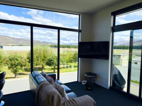 Pit Lane Luxury, Cromwell